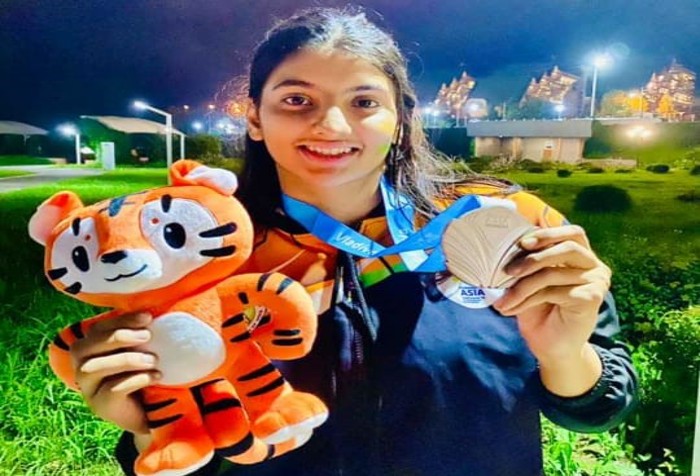 Tanvi Nandal  of X  B has won a silver medal in Judo at 7th Children of Asia International  Sports Games at Vladivostok, Russia.